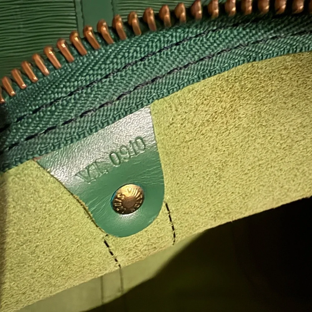 VTG Louis Vuitton Green Borneo Epi Keepall 55 Bundle - Picture 14 of 15